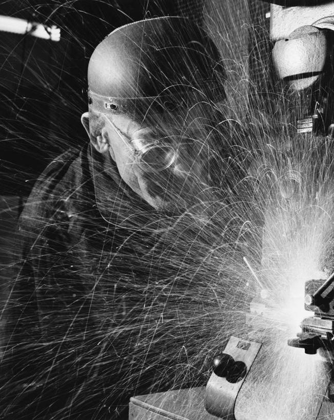 成年人,中年人,老年人,一个人,工厂,坐,竖图,黑白,室内,特写,工作服,制服,风险,安全,车间,仅一个男性,仅一个人,仅一个中年男性,金属,火花,防护,热,注视,安全帽,观察,看,职业,工业,摄影,观看,保护,察看,专心,关注,防护镜,保险,防护服,保全,周全,安稳,安定,工作制服,技能,平安,危险,老年男性,男人,男性,中年男性,半身,工作套服,机械工人