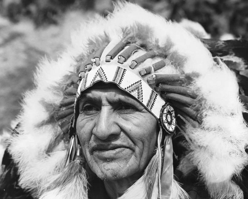 成年人,老年人,脸,头,脸颊,肩,关节,皱纹,一个人,横图,黑白,室外,特写,白天,美国,仅一个男性,仅一个人,北,古典,肩膀,仅一个老年男性,思考,人体,摄影,印第安人,老年男性,男人,男性,美国人,头部,脸部,脸蛋,面部,对焦,大切诺基