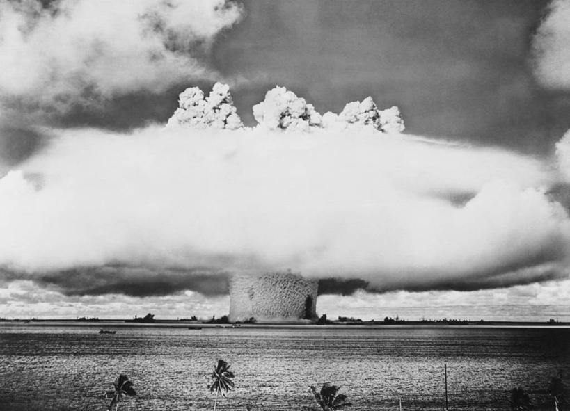 无人,横图,黑白,室外,白天,聚会,海洋,水,棕榈树,炸弹,军事,科学,云,聚餐,古典,热,历史,破坏,破损,树,天空,战争,摄影,损坏,太平洋,热带气候,暴力,恐怖,原子,事件,毁灭,科学实验,蘑菇云,能力,旅行,社会问题,过去