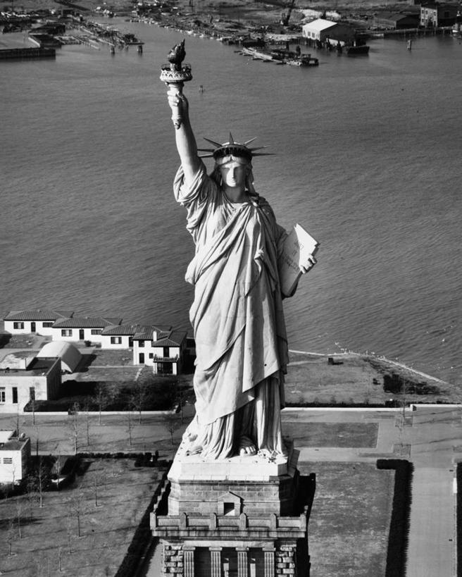 无人,竖图,俯视,黑白,室外,白天,自由,海洋,水,雕塑,自由女神像,纽约,美国,雕像,古典,火把,火炬,独立,摄影,北美,美国文化,爱国主义,纽约州,想法,高角度拍摄,国家纪念碑,过去