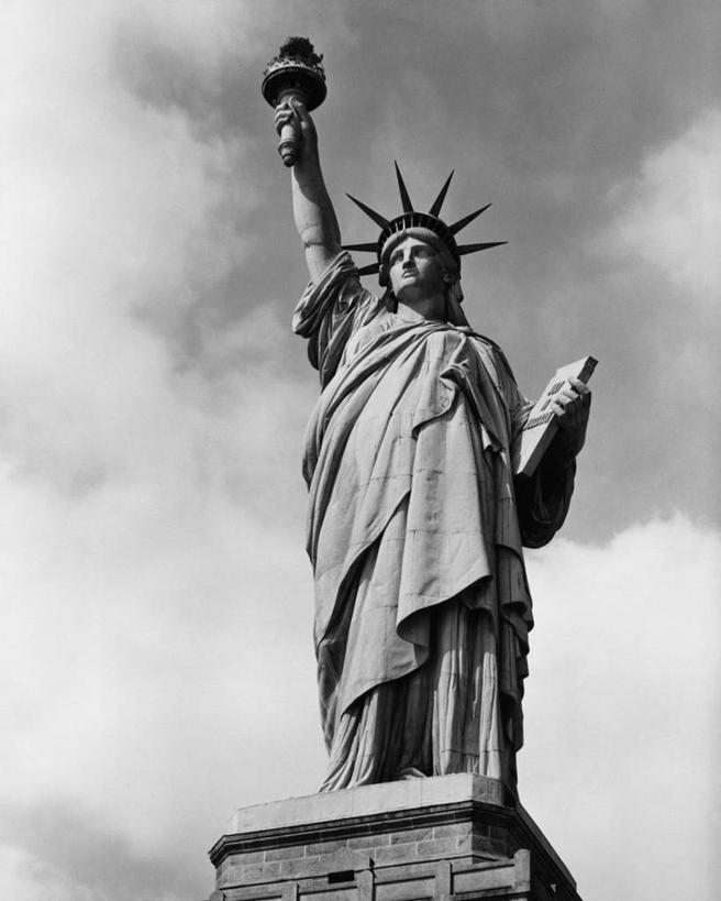 无人,竖图,黑白,室外,白天,仰视,自由,雕塑,自由女神像,纽约,美国,雕像,云,古典,火把,火炬,历史,天空,独立,摄影,北美,美国文化,爱国主义,纽约州,想法,低角度拍摄,国家纪念碑,过去