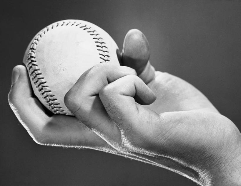 手,一个人,横图,黑白,室内,特写,运动,棒球,球,人体,摄影,部分,体育器械,接缝