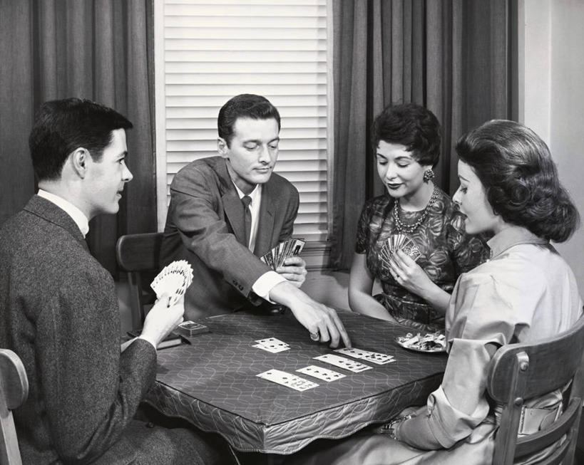 西方人,成年人,头发,四个人,人群,夫妻,坐,横图,室内,爱情,友谊,赌博,幸福,运气,竞争,桌子,纸牌,欧洲,欧洲人,正装,浪漫,注视,背面,观察,看,调情,恩爱,人体,恋人,摄影,生活方式,观看,矮,察看,关注,敌对,异性恋,机会,男人,年轻男性,年轻女性,女人,白种人,年轻人,夫妇,情侣,半身,彩图,伴侣,短发