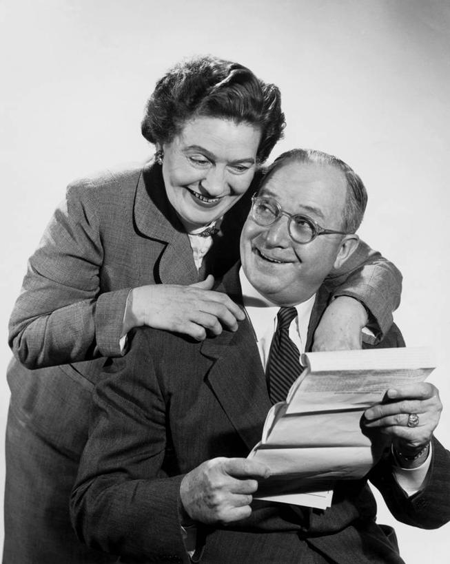 西方人,成年人,老年人,头发,两个人,家庭,夫妻,坐,笑,微笑,竖图,黑白,室内,特写,侧面,衬衫,爱情,快乐,通讯,幸福,欧洲,欧洲人,弯腰,套装,正装,眼镜,邮件,领带,浪漫,俯身,注视,戒指,观察,看,温暖,温馨,一家人,恩爱,搭,读书,斜视,人体,恋人,摄影,观看,矮,和睦,察看,鄙视,搭着,关注,藐视,讽刺,蔑视,嘲笑,尊敬,脱发,信函,异性恋,老年男性,老年女性,男人,男性,女人,女性,白种人,手臂,夫妇,情侣,拥抱,半身,伴侣,融洽,短发,好消息