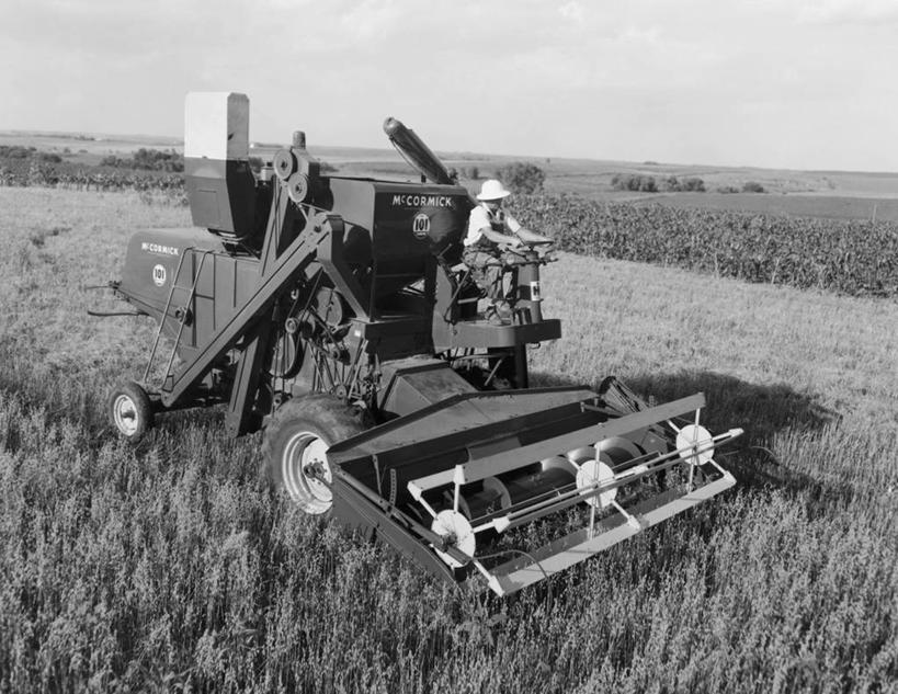 一个人,农民,坐,横图,黑白,室外,白天,农业,农作物,机器,美景,朦胧,模糊,地平线,景观,田地,辽阔,地面,燕麦,天空,自然,广阔,机械,鸭舌帽,景色,摄影,生长,收获,一望无际,自然风光,延伸,农具,联合收割机,天地相交,耕具,无边无际,一马平川,半身,农业机械