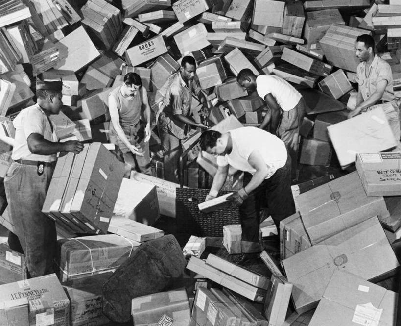 西方人,成年人,一个人,人群,邮递员,邮局,横图,黑白,室内,欧洲,美国,欧洲人,仅一个男性,仅一个人,弯腰,堆叠,丰富,包装,邮件,纸箱,凌乱,注视,仅一个年轻男性,观察,看,职业,服务,通信,摄影,观看,堆,发现,察看,组织,专心,北美,关注,忙碌,男人,男性,年轻男性,白种人,非洲人,年轻人,邮差,邮局工作人员,邮局职工,邮务员,邮政人员,邮政事务员,混沌,苦差事