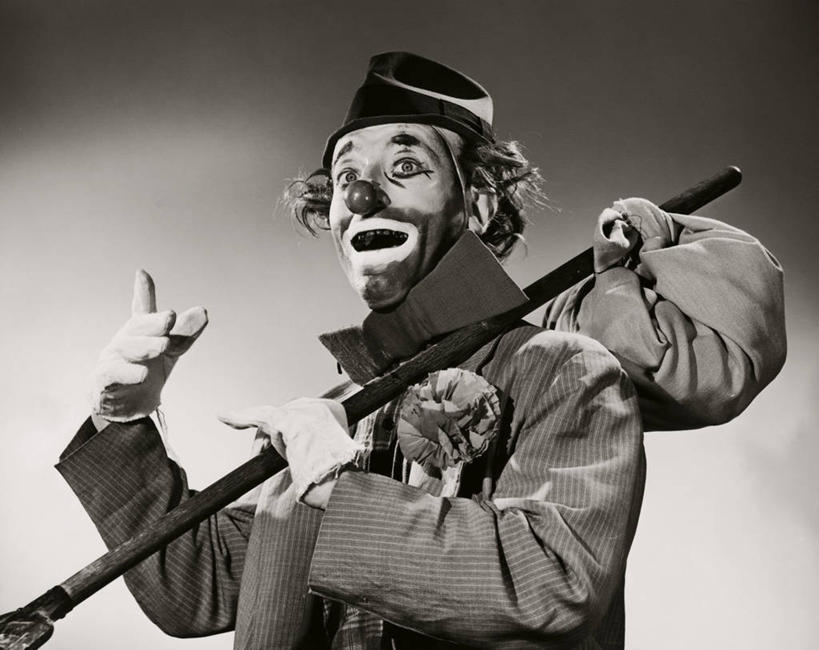 成年人,中年人,老年人,一个人,小丑,演员,舞台,马戏团,横图,室内,特写,帽子,仅一个男性,表演者,杂技,彩妆,手套,手势,人体,摄影,幽默,事件,演出服,背包客,老年男性,男人,中年男性,半身,彩图,旅行,杂伎,打手势,流浪汉