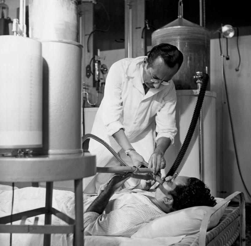 西方人,成年人,中年人,老年人,一个人,两个人,医生,病人,医院,躺,横图,黑白,室内,床,欧洲,厄瓜多尔,欧洲人,仅一个男性,仅一个人,仅一个中年男性,细菌,眼镜,实验室,注视,设备,外套,物品,枕头,观察,看,生病,南美,服务,摄影,观看,察看,手术,关注,医疗器械,实验服,恢复,结核杆菌,技能,瓜亚基尔,老年男性,男人,男性,中年男性,白种人,仰卧,过去