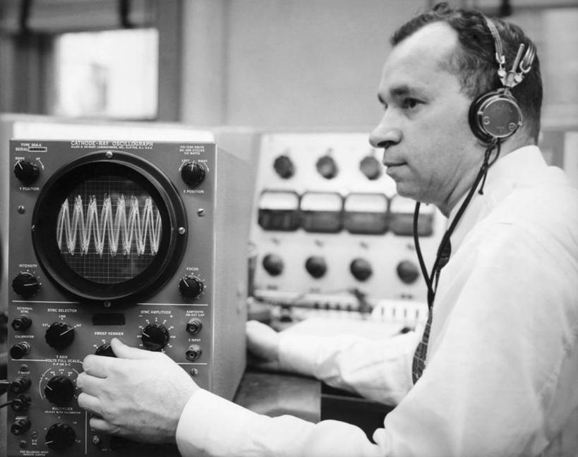 西方人,成年人,中年人,老年人,一个人,横图,黑白,室内,衬衫,技术,科技,欧洲,欧洲人,仅一个男性,研究,科学,听,挥手,开关,耳机,摄影,电,操作,调整,技能,机件,老年男性,中年男性,白种人,半身,发际线后移