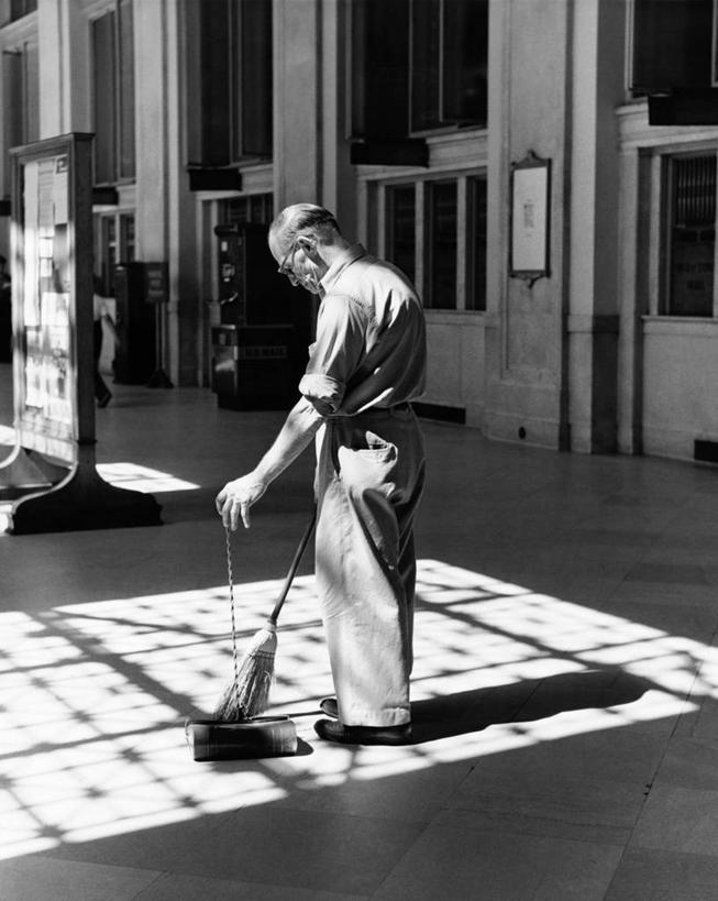 西方人,成年人,老年人,一个人,竖图,黑白,室内,地板,欧洲,欧洲人,仅一个男性,仅一个人,阴影,裤子,扫帚,注视,观察,看,仅一个老年男性,服务,摄影,簸箕,打扫,观看,察看,关爱,关注,护理人员,老年男性,男人,男性,白种人,清洗,家务劳动,苦差事
