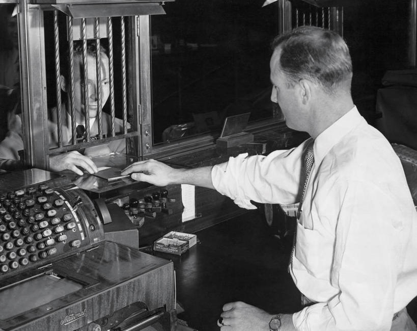 西方人,成年人,中年人,老年人,两个人,商务人士,商务男性,银行,横图,室内,衬衫,商务,安全,欧洲,欧洲人,准备,套装,领带,古典,顾客,零售,储蓄,服务,金融,摄影,怀旧,存折,腕表,企业,公司,记忆,收银机,商务装,工薪阶层,信任,老年男性,男性,白种人,白领,上班族,半身,彩图,衬衣,给予,过去