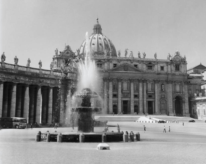 广场,横图,室外,白天,城市,喷泉,汽车,欧洲,朦胧,模糊,柱子,欧盟,首都,古典,方向,地标建筑,社区,摄影,宗教,巨大,庞大,放置,圆顶建筑,意大利文化,梵蒂冈城,梵蒂冈城国,宏大,硕大,伟大,圣人,柱廊,灵性,彩图,旅行,大教堂,名声