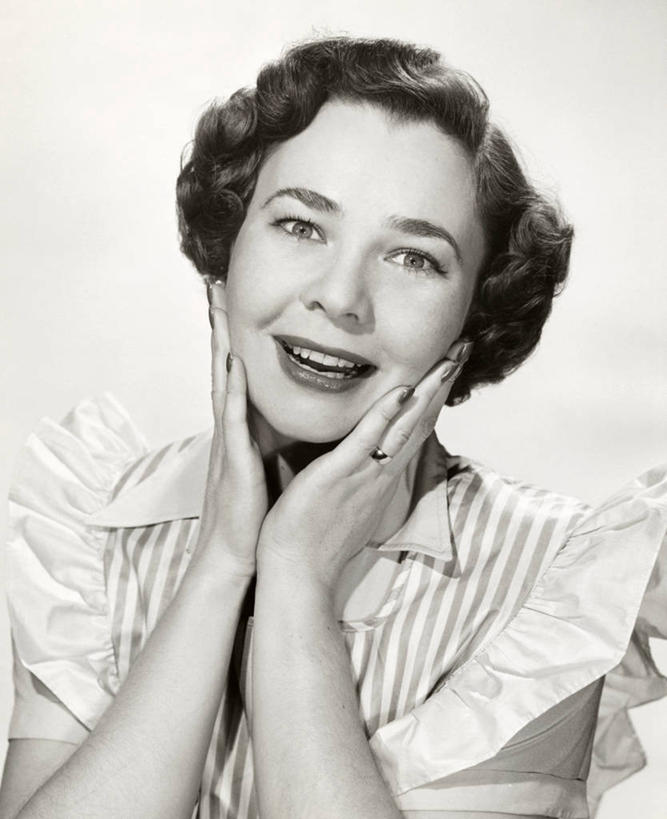 西方人,成年人,手,一个人,微笑,竖图,室内,快乐,欣喜若狂,欧洲,欧洲人,仅一个年轻女性,仅一个女性,仅一个人,围裙,休闲装,人体,摄影,家庭妇女,惊奇,年轻女性,女人,女性,白种人,年轻人,彩图