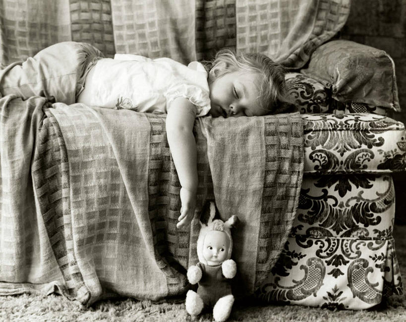 手,一个人,横图,室内,沙发,玩具,伸展,娃娃,疲倦,人体,摄影,生活方式,多样,部分,疲劳,疲惫,困乏,疲乏,委顿,疲困,疲顿,疲钝,倦怠,怠倦,女性,睡觉,彩图,幼儿,小睡