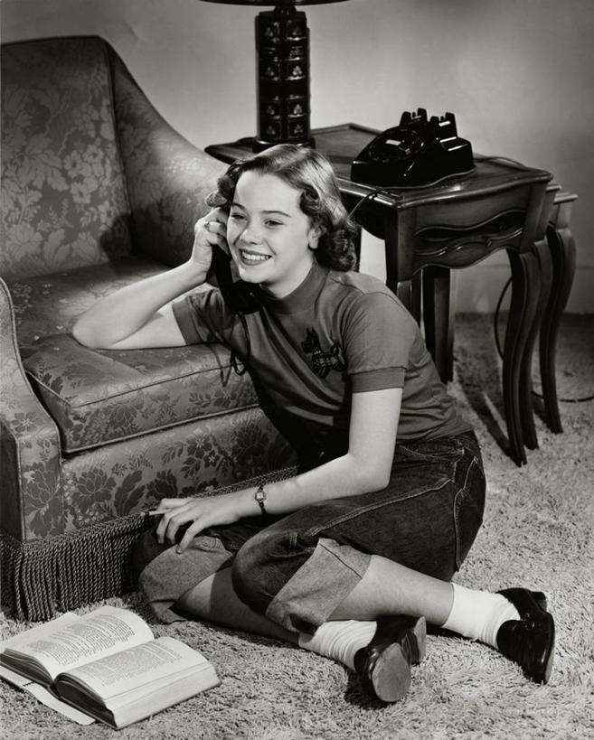 西方人,少年,一个人,打电话,微笑,竖图,室内,通讯,欧洲,欧洲人,仅一个男性,仅一个年轻女性,仅一个女性,仅一个人,学习,教育,听,仅一个年轻男性,读书,摄影,青春期,走神,男人,男性,年轻男性,年轻女性,女人,女性,白种人,电话机,说话,彩图