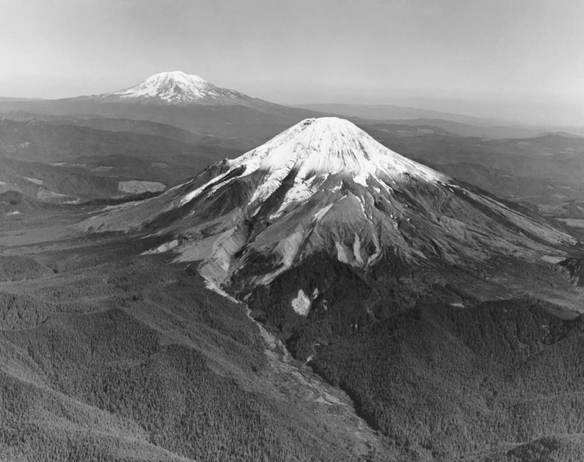 无人,横图,俯视,航拍,黑白,室外,白天,火山,美景,森林,山,雪,华盛顿,美国,地形,景观,山顶,北,宏伟,树,风景,自然,地标建筑,景色,摄影,巨大,庞大,动作,放置,北美,北美洲,鸟瞰,自然风光,美洲,华盛顿州,常绿之州,常青州,北亚美利加洲,亚美利加洲,宏大,硕大,伟大,圣人,高角度拍摄,旅行,斯卡梅尼亚县,美利坚合众国,圣海伦火山,名声