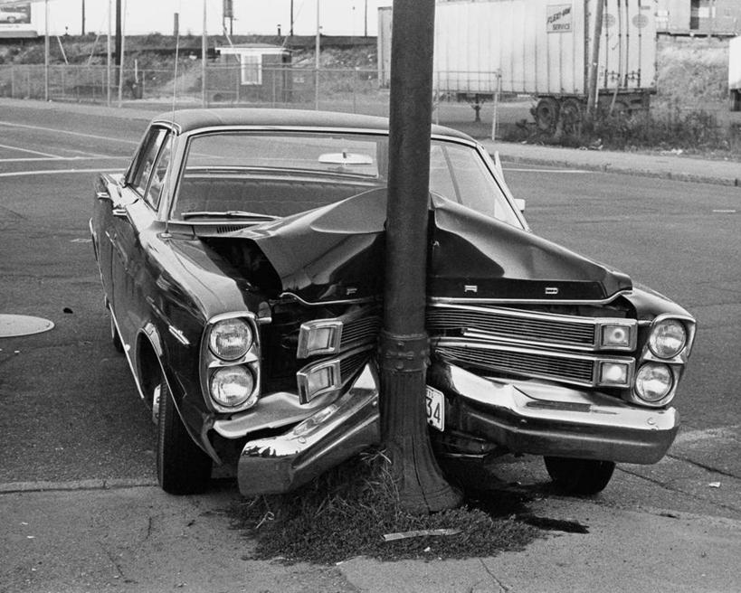 无人,横图,黑白,室外,白天,路,汽车,照明,杆,破坏,破损,车,灯,灯具,交通工具,击打,运输,摄影,照亮,损坏,停止,碰撞,撞击,照明设备,载具,暂停,交通标志,交通事故,停滞,前照灯,前大灯,车前灯,保险杠