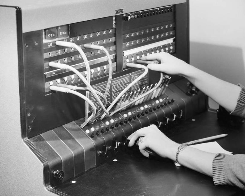 手,一个人,横图,黑白,室内,特写,通讯,幸福,技术,古典,联系,职业,服务,人体,摄影,怀旧,部分,腕表,控制,记忆,电话总机