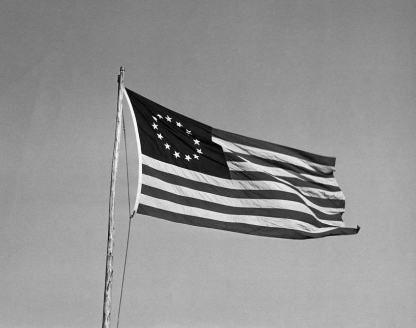 无人,横图,黑白,室外,白天,仰视,自由,骄傲,风,旗帜,美国,条纹,古典,飞,天空,独立,美国国旗,摄影,北美,身份,美国文化,忠诚,爱国主义,低角度拍摄