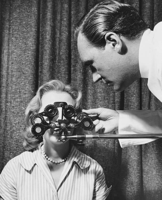 西方人,成年人,中年人,老年人,脸,头,眼睛,脸颊,肩,关节,头发,两个人,病人,竖图,黑白,室内,特写,窗帘,欧洲,欧洲人,瞳孔,检查,注视,休闲装,设备,肩膀,物品,观察,看,人体,眼部,摄影,观看,验光师,察看,视力,关注,医疗工具,综合验光仪,技能,老年女性,男人,年轻女性,女人,中年男性,白种人,年轻人,头部,脸部,脸蛋,面部,眼