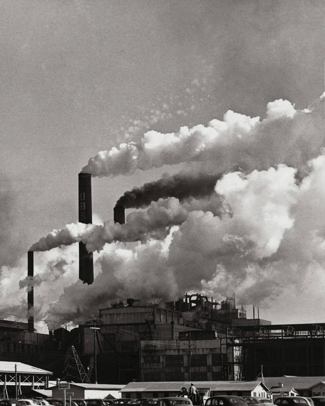 一个人,工厂,竖图,俯视,室外,白天,商务,烟囱,建筑,美国,堆叠,环保,纸,高处,北,破坏,破损,天空,烟,工业,角度,摄影,能源,环境,污染,损坏,回收,资源,北美,利用,低碳,循环,工业建筑,磨坊,造纸厂,持续,空气污染,彩图,高角度拍摄,社会问题