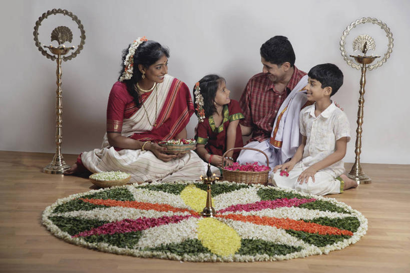 儿童,成年人,中年人,老年人,头发,四个人,家庭,夫妻,母亲,父亲,女儿,儿子,兄弟,姐妹,坐,微笑,横图,室内,爱情,纯洁,合作,团队,建材,地板,建筑,印度,连接,花纹,庆祝,装饰,并排,材料,木板,木材,烛台,地面,浪漫,拿着,木地板,木柴,花,花瓣,小孩,黑色,做,温暖,温馨,父子,母子,一家人,面对面,恩爱,父爱,可爱,母爱,童年,童趣,凝视,恋人,摄影,宗教,建造,木料,和睦,创造力,专心,手艺,童真,烂漫,无邪,印度文化,纱丽,喀拉拉邦,印度教,式样,硬木,想法,美术工艺,排灯节,天真,老年男性,男孩,男人,男性,年轻男性,年轻女性,女孩,女人,女性,中年女性,印度人,孩子,年轻人,夫妇,情侣,跪着,彩图,传统服装,伴侣,融洽,男生,传统文化,美人,传统节日