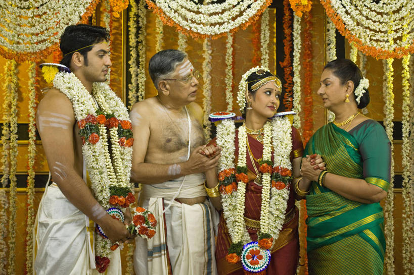 成年人,中年人,老年人,四个人,夫妻,新娘,新郎,站,横图,室内,爱情,婚礼,幸福,印度,庆祝,装饰,并排,花环,火焰,首都,浪漫,裸露,花束,恩爱,恋人,摄影,享乐,裸,花童,印度文化,纱丽,新德里,小傧相,异性恋,老年男性,老年女性,男人,男性,年轻男性,年轻女性,印度人,年轻人,夫妇,情侣,手牵手,彩图,传统服装,爱,伴侣