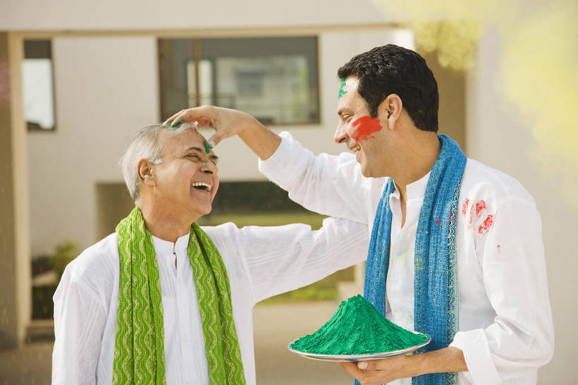 成年人,中年人,老年人,两个人,笑,微笑,横图,室外,白天,化妆,绘画,快乐,幸福,印度,节日,庆祝,艺术,首都,放松,摄影,生活方式,堆,颜料,美术,染料,印度文化,新德里,无忧无虑,老年男性,男人,男性,中年男性,印度人,休闲活动,半身,彩图,胡里节,丙烯颜料