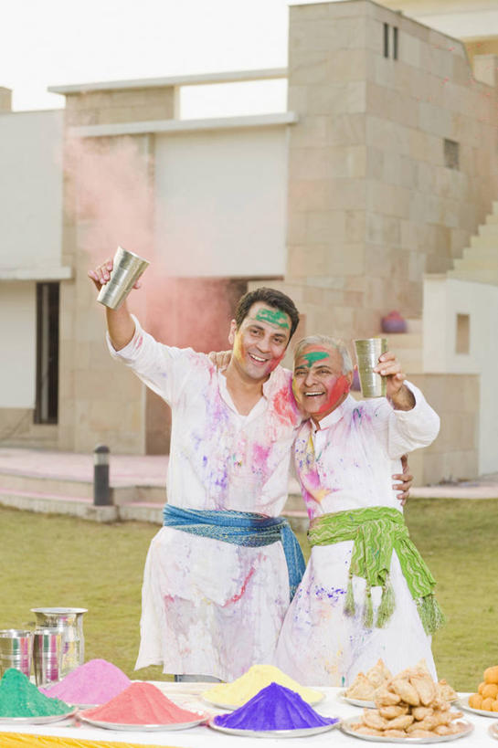 成年人,中年人,老年人,两个人,笑,微笑,竖图,室外,白天,绘画,快乐,幸福,印度,节日,庆祝,艺术,首都,放松,摄影,生活方式,颜料,美术,肖像,染料,印度文化,新德里,无忧无虑,老年男性,男人,男性,中年男性,印度人,休闲活动,拥抱,彩图,胡里节,丙烯颜料
