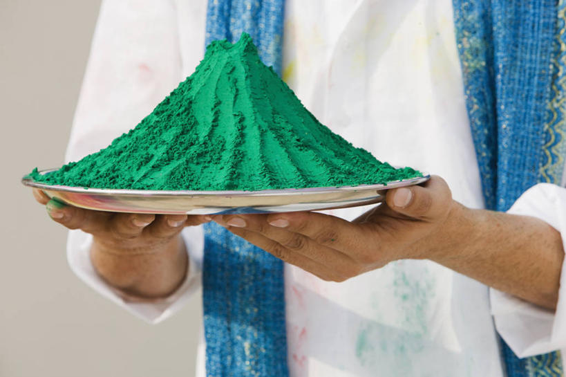 成年人,中年人,一个人,横图,室外,特写,白天,绘画,印度,仅一个男性,仅一个人,仅一个中年男性,节日,庆祝,艺术,首都,餐盘,拿着,绿色,摄影,堆,颜料,美术,染料,印度文化,新德里,男人,男性,中年男性,印度人,彩图,胡里节,丙烯颜料