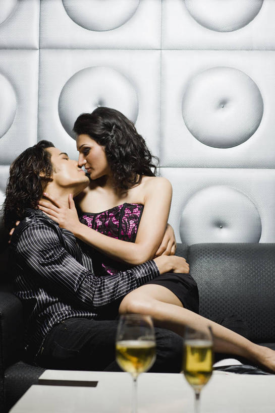 啤酒,成年人,头发,两个人,夫妻,坐,竖图,室内,夜晚,侧面,爱情,夜生活,快乐,幸福,印度,酒类,首都,浪漫,酒,饮料,黑色,恩爱,恋人,摄影,夜总会,新德里,快活,欢愉,康乐,异性恋,年轻男性,年轻女性,印度人,年轻人,夫妇,情侣,闭着眼睛,亲吻,彩图,爱,高兴,伴侣,魅力,美人