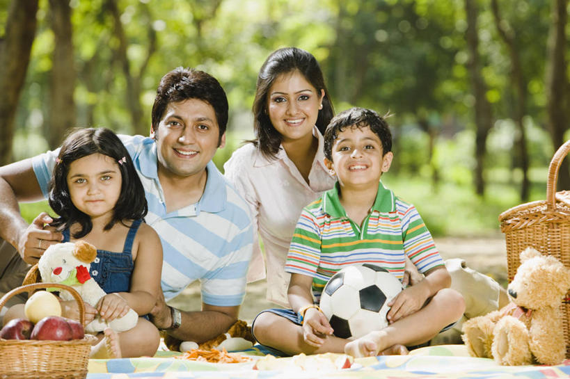 儿童,成年人,中年人,头发,四个人,家庭,夫妻,母亲,父亲,女儿,儿子,公园,笑,交叉,微笑,露齿笑,横图,室外,白天,正面,爱情,快乐,友谊,幸福,纯洁,足球,竹子,苹果,印度,连接,竹制,编织,篮子,毯子,野餐,泰迪熊,首都,浪漫,拿着,休闲装,小孩,黑色,竹篮,健康,温暖,温馨,父子,母子,一家人,恩爱,父爱,可爱,母爱,童年,童趣,恋人,摄影,毛绒玩具,竹条,交织,和睦,竹制品,肖像,童真,烂漫,无邪,健康食物,新德里,穿插,无忧无虑,天真,男孩,男人,男性,年轻男性,年轻女性,女孩,女人,女性,中年男性,印度人,孩子,年轻人,夫妇,情侣,休闲活动,彩图,伴侣,融洽,男生,美人