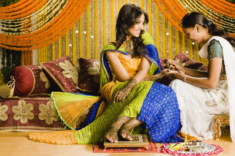 成年人,手,一个人,两个人,坐,微笑,横图,室内,装修,印度,仅一个年轻女性,仅一个女性,仅一个人,艺术,彩绘,花环,脚凳,首都,餐盘,文化,座位,人体,摄影,吧椅,享乐,人体彩绘,印度文化,纱丽,新德里,美观,技能,纹身彩绘,年轻女性,女人,女性,印度人,年轻人,彩图,传统服装