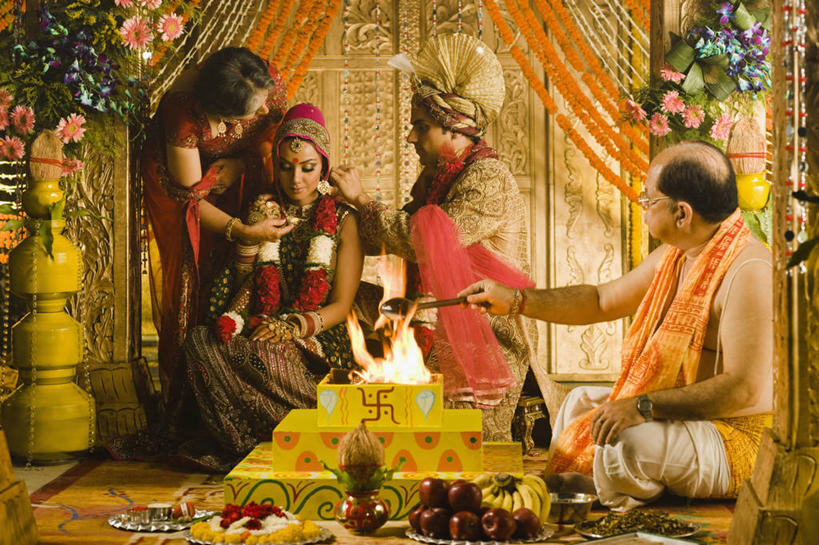 成年人,中年人,老年人,三个人,新娘,新郎,站,坐,横图,室内,婚礼,印度,庆祝,火焰,首都,饮食,插花,摄影,祭坛,花童,印度文化,新德里,小傧相,老年男性,老年女性,年轻男性,年轻女性,印度人,年轻人,神父,盘着腿坐,彩图,传统服装