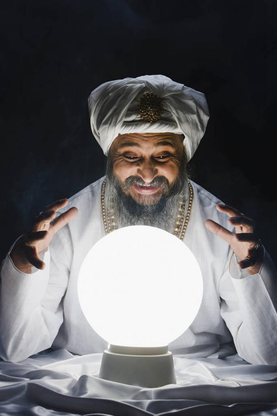 成年人,中年人,老年人,胡须,一个人,坐,微笑,竖图,正面,信心,项链,仅一个男性,仅一个人,仅一个中年男性,黑色背景,发光,头巾,注视,观察,看,手势,水晶球,摄影,观看,察看,关注,肖像,算命,男人,男性,中年男性,印度人,胡子,络腮胡,小胡子,半身,彩图,影棚拍摄,传统服装,打手势