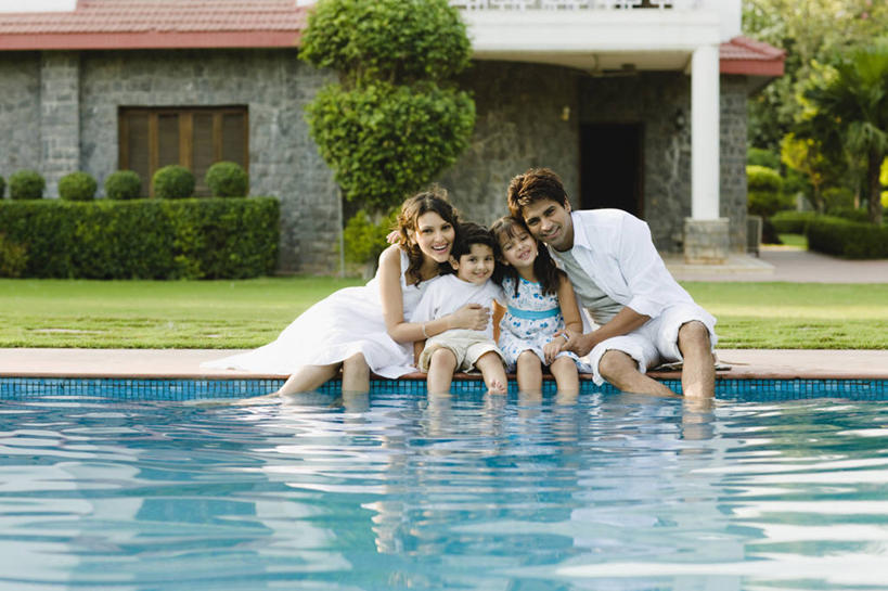 儿童,成年人,头发,四个人,家庭,夫妻,母亲,父亲,女儿,儿子,游泳池,笑,微笑,露齿笑,横图,室外,白天,正面,爱情,度假,快乐,幸福,纯洁,草坪,印度,连接,庭院,首都,浪漫,休闲装,相视,小孩,黑色,温暖,温馨,父子,母子,一家人,面对面,恩爱,父爱,可爱,乐趣,母爱,童年,童趣,搭,恋人,摄影,对视,和睦,享乐,互视,搭着,肖像,相对,童真,烂漫,无邪,相看,新德里,树篱,天真,男孩,男人,男性,年轻男性,年轻女性,女孩,女人,女性,印度人,孩子,年轻人,夫妇,情侣,休闲活动,彩图,爱,伴侣,融洽,男生,美人