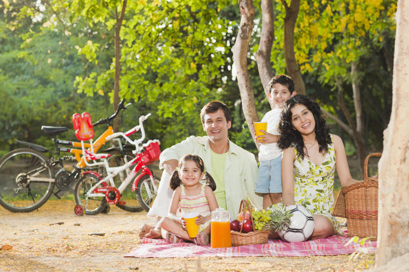儿童,成年人,四个人,家庭,夫妻,母亲,父亲,女儿,儿子,公园,坐,微笑,横图,室外,白天,爱情,幸福,纯洁,自行车,印度,毯子,野餐,首都,浪漫,树,小孩,温暖,温馨,父子,母子,一家人,恩爱,父爱,可爱,母爱,童年,童趣,恋人,摄影,和睦,肖像,童真,烂漫,无邪,新德里,天真,男孩,男人,男性,年轻男性,年轻女性,女孩,女人,女性,印度人,孩子,年轻人,夫妇,情侣,休闲活动,彩图,伴侣,融洽,男生,美人
