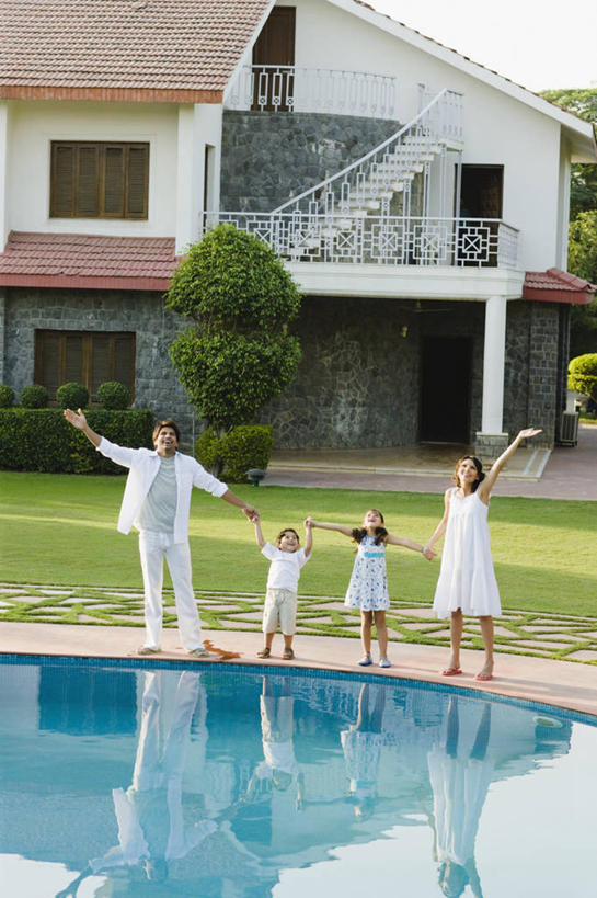 儿童,成年人,头发,四个人,家庭,夫妻,母亲,父亲,女儿,儿子,游泳池,站,竖图,室外,白天,正面,爱情,快乐,幸福,纯洁,印度,连接,反射,庭院,首都,浪漫,休闲装,小孩,黑色,温暖,温馨,父子,母子,一家人,赤脚,恩爱,放松,父爱,可爱,母爱,童年,童趣,恋人,摄影,和睦,肖像,童真,烂漫,无邪,新德里,无忧无虑,天真,男孩,男人,男性,年轻男性,年轻女性,女孩,女人,女性,印度人,孩子,年轻人,夫妇,情侣,手牵手,彩图,伴侣,融洽,男生,美人