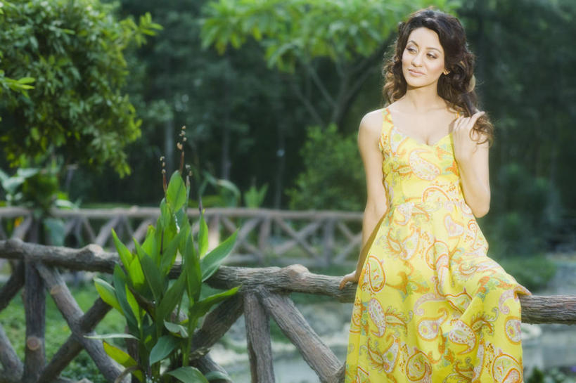 成年人,头发,一个人,公园,微笑,横图,室外,白天,正面,快乐,幸福,信心,印度,仅一个年轻女性,仅一个女性,仅一个人,桥,首都,黄色,黑色,摄影,享乐,肖像,新德里,年轻女性,女人,女性,印度人,年轻人,长发,休闲活动,彩图,美人,太阳裙