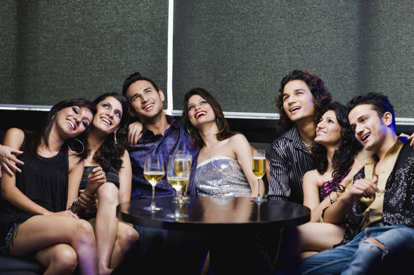 啤酒,成年人,头发,夫妻,坐,笑,微笑,露齿笑,横图,室内,夜晚,正面,爱情,夜生活,快乐,友谊,幸福,桌子,印度,酒类,首都,浪漫,酒,饮料,黑色,恩爱,搭,恋人,摄影,搭着,夜总会,新德里,快活,欢愉,康乐,异性恋,无忧无虑,年轻男性,年轻女性,印度人,年轻人,夫妇,情侣,半身,彩图,高兴,伴侣,魅力,美人