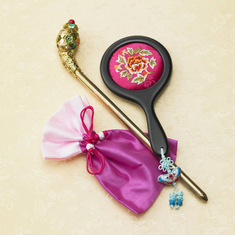 无人,竖图,俯视,室内,特写,白天,化妆,美容,镜子,静物,袋子,礼物,阴影,装饰,反射,包装袋,头饰,影子,纸袋,发簪,一个,粉色,发饰,饰品,摄影,礼品,影棚,单个,华丽,修饰,点缀,镜像,镜面,礼品袋,配饰,光学,衬托,美观,雅致,雅观,簪子,手镜,彩图,高角度拍摄,影棚拍摄,拍摄