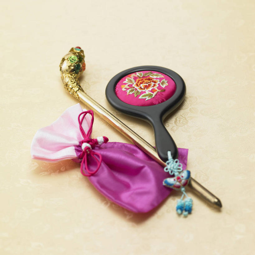 无人,竖图,俯视,室内,特写,白天,化妆,美容,镜子,静物,袋子,礼物,阴影,装饰,反射,包装袋,头饰,影子,纸袋,发簪,一个,粉色,发饰,饰品,摄影,礼品,影棚,单个,华丽,修饰,点缀,镜像,镜面,礼品袋,配饰,光学,衬托,美观,雅致,雅观,簪子,手镜,彩图,高角度拍摄,影棚拍摄,拍摄