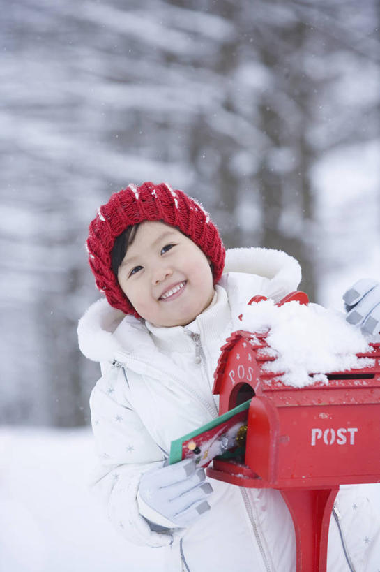 东方人,儿童,一个人,站,笑,微笑,露齿笑,竖图,室外,白天,正面,纯洁,科技,雪,植物,大雪,帽子,亚洲,仅一个女性,仅一个人,握,阴影,服装,朦胧,模糊,装饰,反射,传递,网络,信息,标志,符号,数字,文字,影子,邮件,积雪,雪景,冬季,冬天,联系,注视,黄种人,标识,邮筒,邮箱,树,树木,一个,小孩,衣服,红色,绿色,白色,自然,手套,观察,看,站着,仅一个小孩,温暖,寒冷,可爱,童年,童趣,联络,握着,邮递,通信,创意,服饰,生长,单个,成长,观看,保暖,华丽,点缀,察看,衣着,御寒,穿着,关注,邮政,童真,烂漫,无邪,衬托,美观,雅致,雅观,棉帽,严寒,衣饰,天真,女孩,女人,女性,亚洲人,孩子,站立,半身,彩图,女生