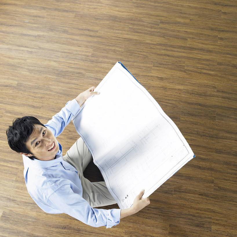 东方人,一个人,商务人士,设计师,商务男性,坐,笑,微笑,露齿笑,竖图,俯视,室内,白天,衬衫,地板,亚洲,仅一个男性,仅一个人,握,阴影,套装,反射,图纸,影子,设计图,地面,注视,黄种人,木地板,仅一个年轻男性,观察,看,握着,观看,察看,关注,商务装,工程图,草图,蓝图,工薪阶层,男人,男性,年轻男性,亚洲人,白领,美术设计员,上班族,设计,设计家,设计者,抬头,仰头,坐着,彩图,高角度拍摄,全身,衬衣,室内设计师