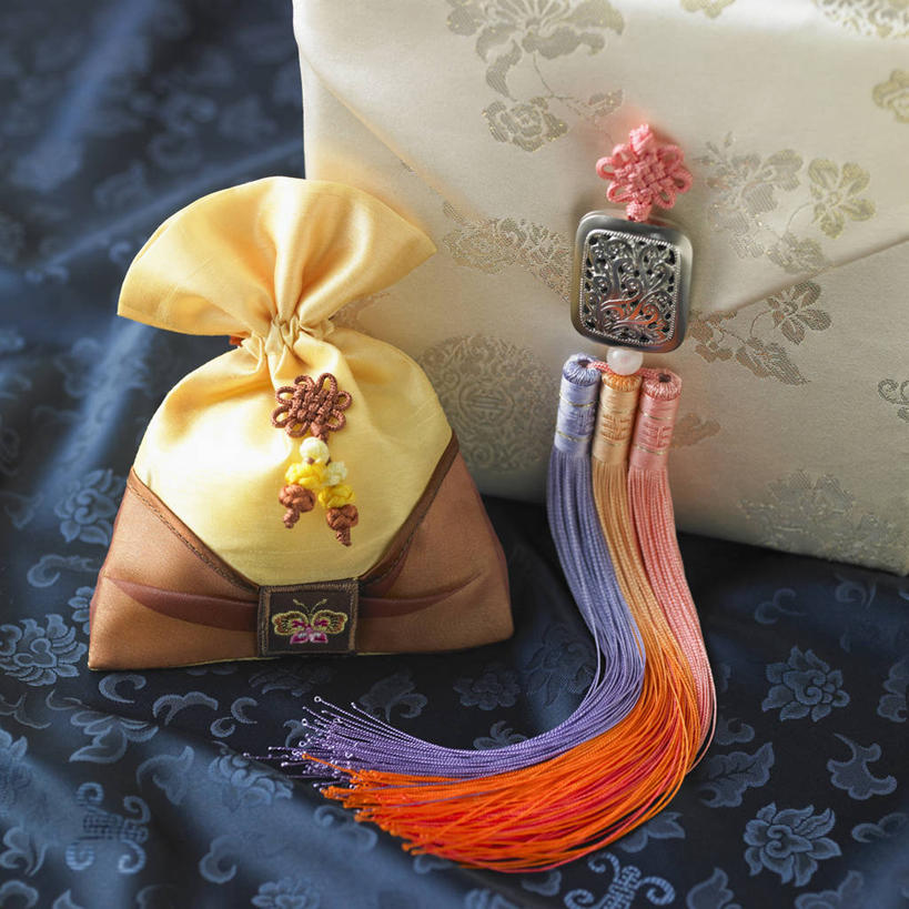 无人,方图,俯视,室内,特写,白天,静物,袋子,阴影,装饰,反射,布袋,影子,祝福,文化,传统,装饰品,一个,装饰物,祈祷,祈福,健康,许愿,单个,福袋,纪念,华丽,修饰,祈求,吉祥,点缀,饰物,衬托,美观,雅致,雅观,好运,平安,彩图,高角度拍摄