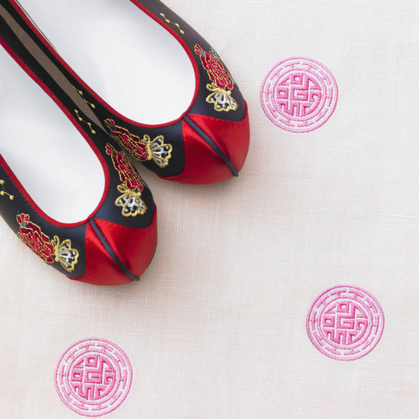 无人,方图,俯视,室内,特写,白天,静物,鞋子,一双,阴影,灰色背景,反射,影子,手工艺品,红色,摄影,影棚,布鞋,彩图,高角度拍摄,影棚拍摄,拍摄