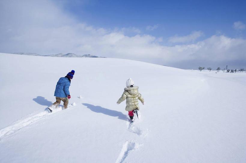 东方人,儿童,两个人,伙伴,朋友,横图,室内,白天,友谊,纯洁,雪,大雪,帽子,亚洲,一排,许多,奔驰,脚印,阴影,服装,整齐,光线,影子,积雪,雪景,云,云朵,冬季,冬天,很多,云彩,黄种人,排列,小孩,背面,衣服,蓝色,白云,蓝天,天空,阳光,天,奔跑,寒冷,可爱,童年,童趣,服饰,晴朗,足迹,衣着,穿着,队列,童真,烂漫,无邪,棉帽,严寒,行踪,脚迹,衣饰,天真,友情,男孩,男人,男性,女孩,女人,女性,亚洲人,晴空,彩图,全身,男生,女生