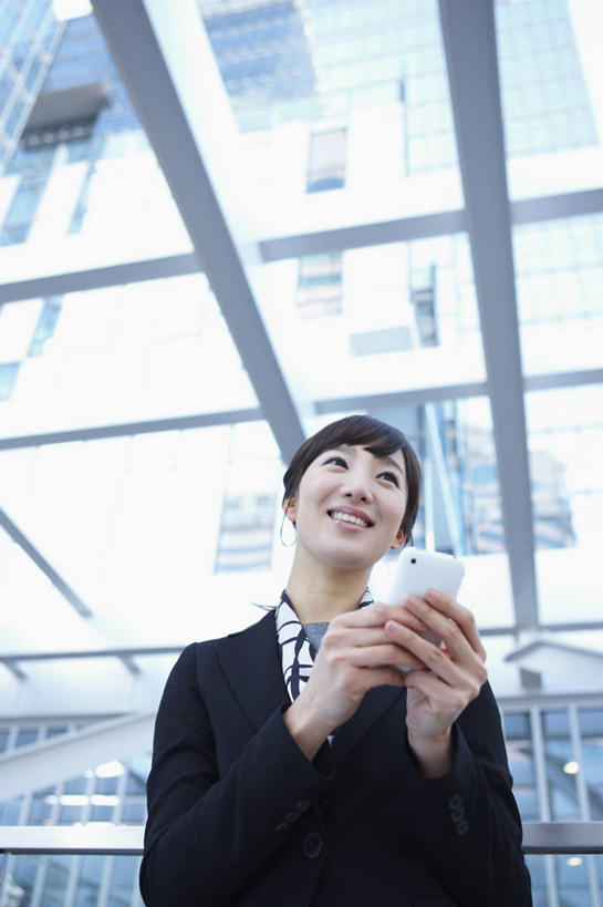 东方人,一个人,商务人士,商务女性,站,笑,打电话,微笑,露齿笑,竖图,室内,白天,仰视,窗户,电话,手机,亚洲,仅一个年轻女性,仅一个女性,仅一个人,握,阴影,套装,反射,影子,天窗,注视,黄种人,通讯设备,玻璃窗,观察,看,站着,握着,观看,察看,关注,商务装,工薪阶层,智能手机,一部,交流,年轻女性,女人,女性,亚洲人,白领,上班族,沟通,通话,站立,半身,彩图,低角度拍摄