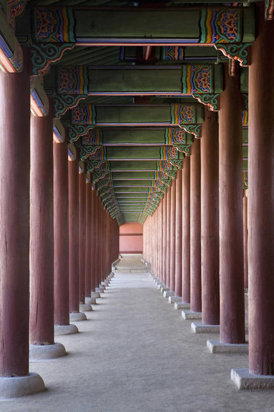 无人,宫殿,竖图,室外,白天,正面,消失点,旅游,度假,名胜古迹,标志建筑,地标,建筑,景福宫,首尔,汉城,韩国,亚洲,一排,许多,阴影,遗迹,整齐,光线,影子,柱子,走道,走廊,过道,首都,很多,古迹,文物,娱乐,建设,古建筑,排列,红色,阳光,享受,休闲,旅游胜地,放松,队列,古文明,东亚,大韩民国,首尔市,首尔特别市,特别市,北阙,王宫,彩图,没影点,灭点