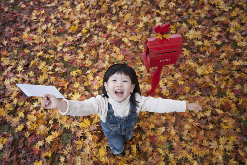 东方人,儿童,一个人,站,伸展双臂,笑,微笑,露齿笑,横图,俯视,室外,白天,纯洁,科技,秋季,叶子,亚洲,仅一个女性,仅一个人,一堆,许多,握,阴影,堆叠,堆积,服装,裤子,光线,网络,信息,标志,符号,数字,文字,影子,邮件,枯叶,落叶,很多,注视,休闲装,黄种人,标识,邮箱,一个,小孩,衣服,红色,阳光,观察,看,站着,仅一个小孩,休闲,休闲服,背带裤,可爱,童年,童趣,握着,通信,创意,服饰,单个,观看,堆,察看,关注,童真,烂漫,无邪,饭单裤,工装裤,天真,女孩,女人,女性,亚洲人,孩子,叶,叶片,秋,秋天,敞开双臂,伸开双臂,抬头,仰头,展开双肩,站立,张开手臂,张开双臂,彩图,高角度拍摄,全身,女生